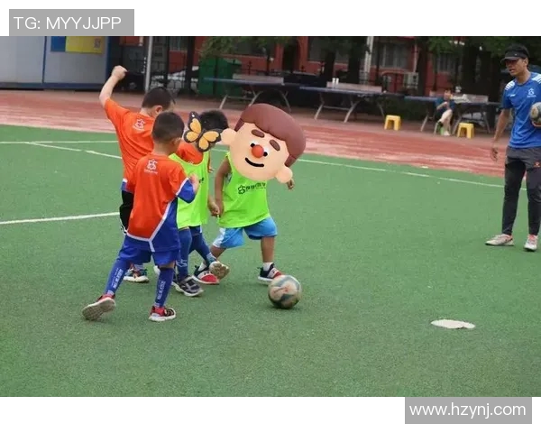 足球明星携手小朋友共赴绿茵场展现梦想与激情的精彩瞬间